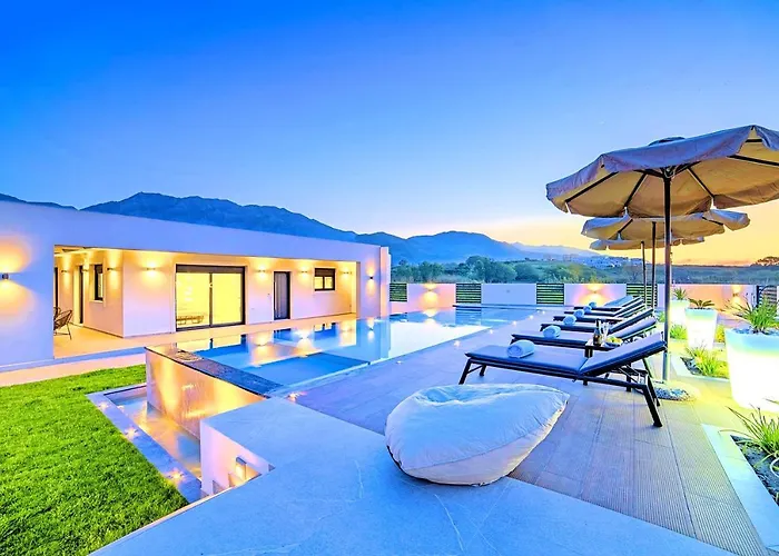 Villa Solaris Heated Pool & Jacuzzi