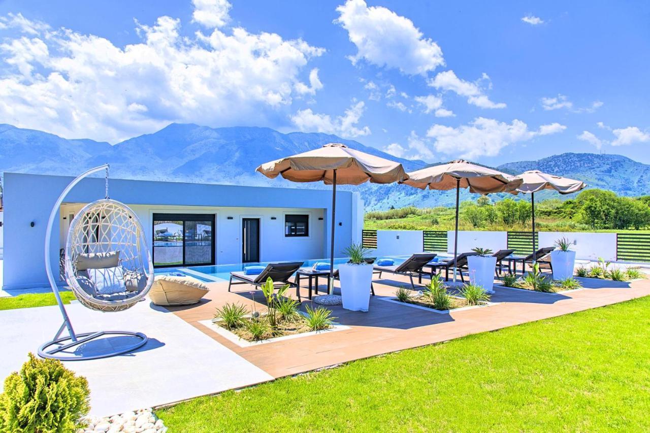 Solaris Heated Pool & Jacuzzi Villa *