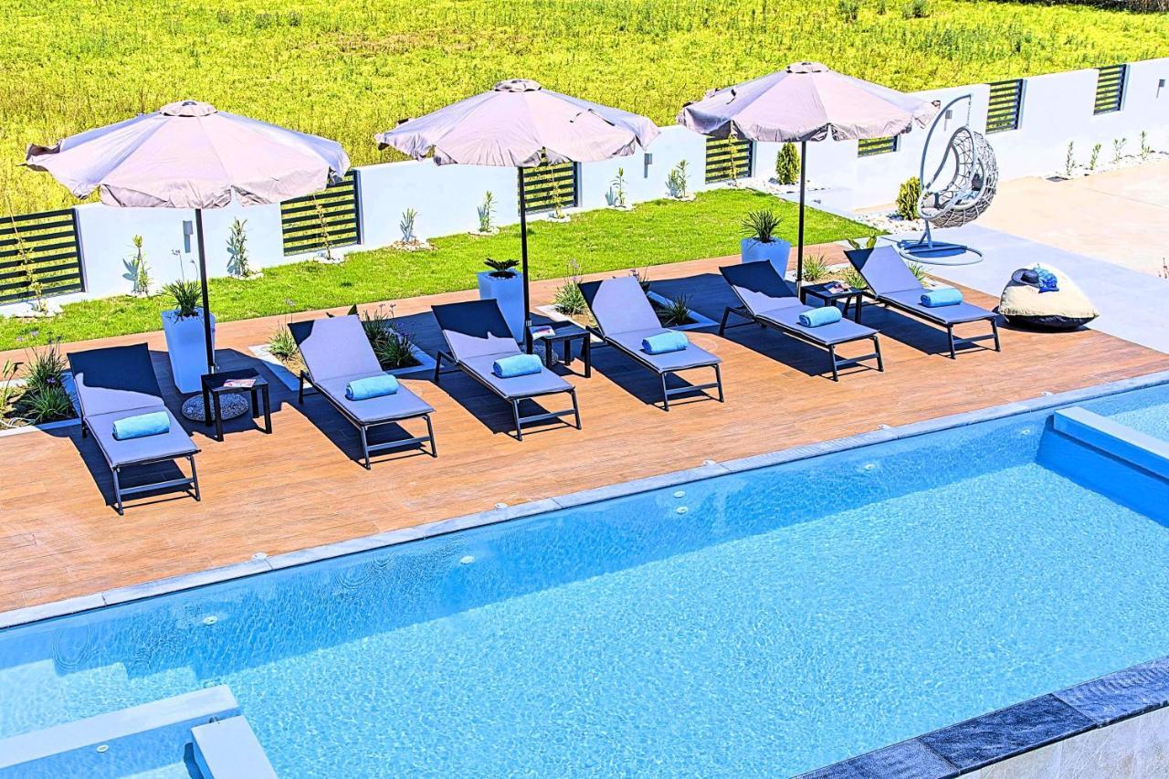 Solaris Heated Pool & Jacuzzi Villa *
