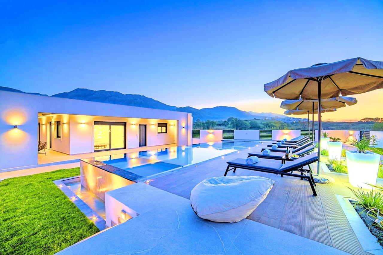 Villa Solaris Heated Pool & Jacuzzi *